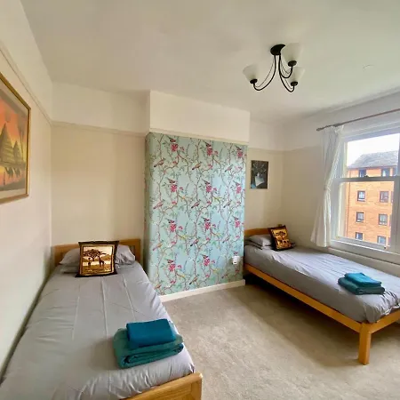 Delightful And Bright Upper In Edinburgh