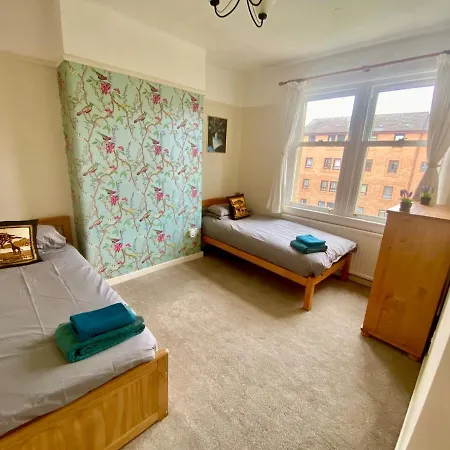 Delightful And Bright Upper In * Edinburgh