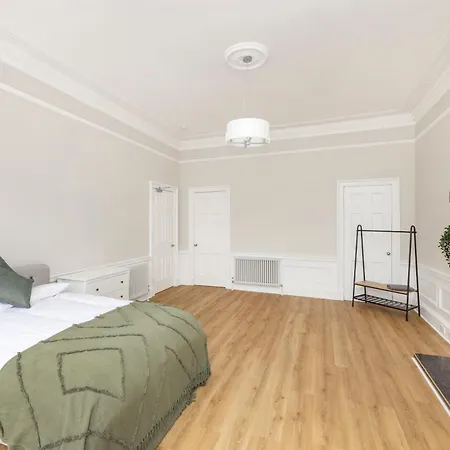 6-bedroom In The Heart Of West End Apartment Edinburgh