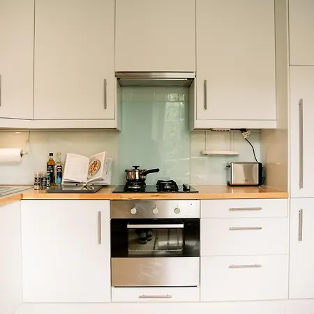 1 Bed Overlooking The Historic Greyfriars Church *