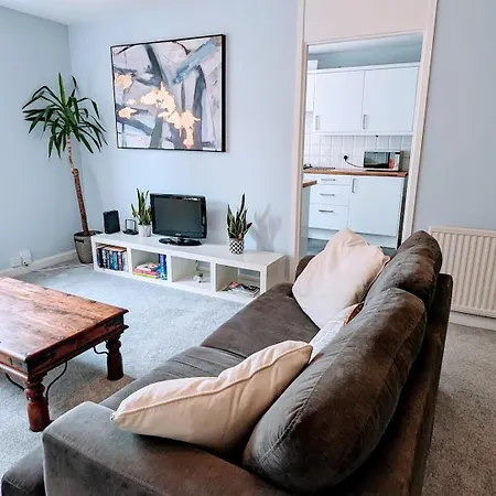 Spacious 2bd Flat Close To Centre Great Area Apartment