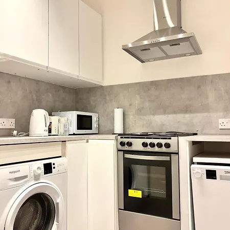 Bright 2-bed Near Haymarket - Easy Access 아파트