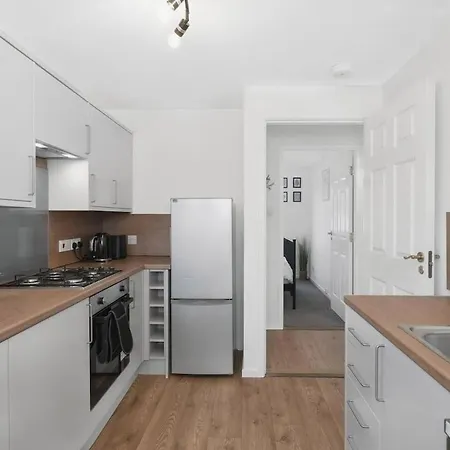 Saughton 2br Free Private Parking Near Tram Station Apartment Edinburgh