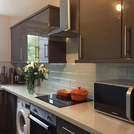 Spacious One Flat Per Floor With Parking Lägenhet Edinburg