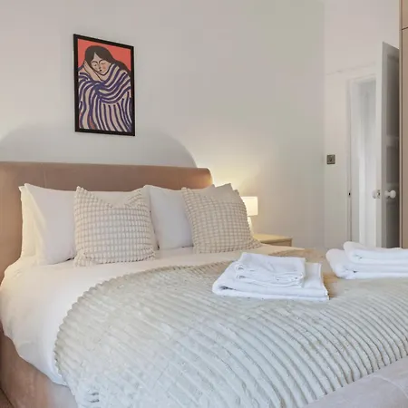 Apartment Modern Premium Penthouse Ramsay Gardens Edinburgh