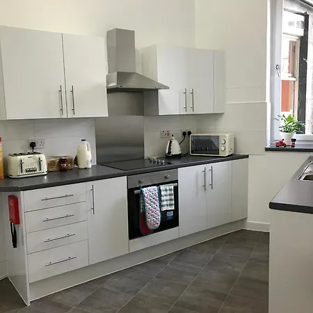 Spacious 4-bedroom Centre Apartment, Sleeps 8