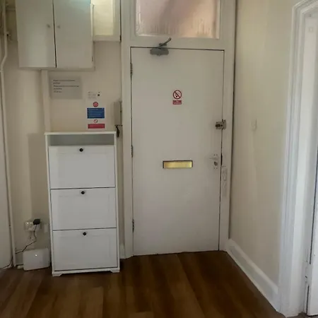 Pleasance 4 Bedrooms 7 Beds Apartment *