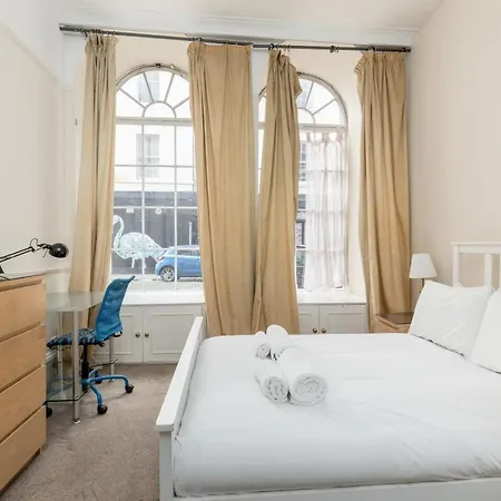 Large Traditional Flat In Edinburg