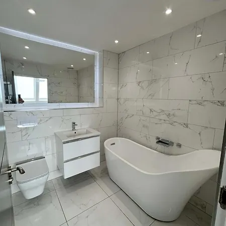 Spacious Family In With Private Garden