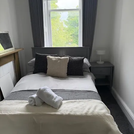 Spacious 3 Bedroom Flat On Marchmont Road Edimburgo