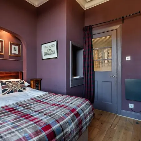 Old Town Castle Views 2-bedroom Near Castle Apartment *