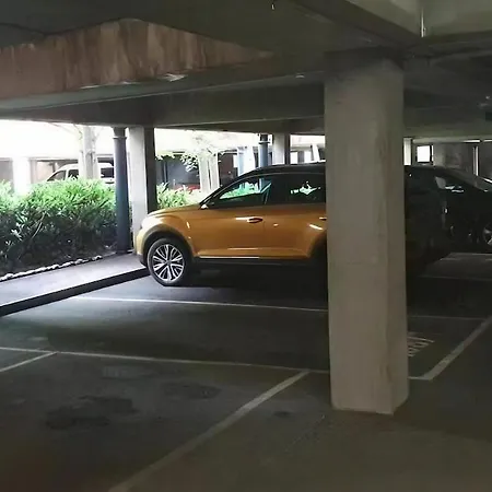 Family-friendly 3 Bed Parking 10 Min To Centre Apartment *