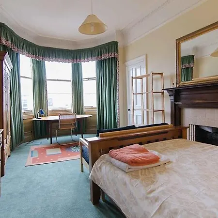 Elegant 4-bed Near Centre