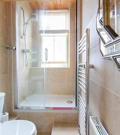 Elegant 4-bed Near Centre Apartment *