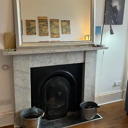 아파트 Large Duplex Flat In Leith On Leith Walk *