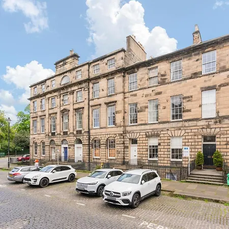 Spacious 2 Double Bedroomed With Its Own Private Garden Princes Street 10 Minute Walk Apartment *