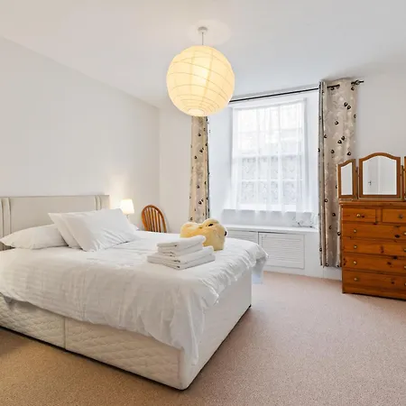 Spacious 2 Double Bedroomed With Its Own Private Garden Princes Street 10 Minute Walk * Edinburgh