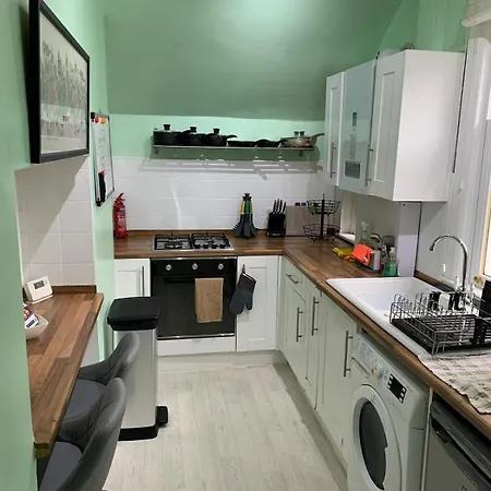 Delightful And Bright Upper In * Edinburgh