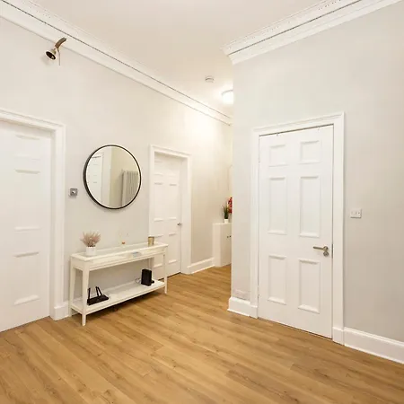 6-bedroom In The Heart Of West End *