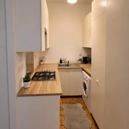 Comfortable 2 Bedroom Flat In Leith *