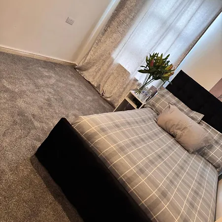 Dennis Flats Lochend Apartment Edinburgh