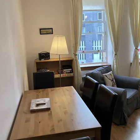 Apartment Bright 2br Gem In Old Town Location Edinburgh