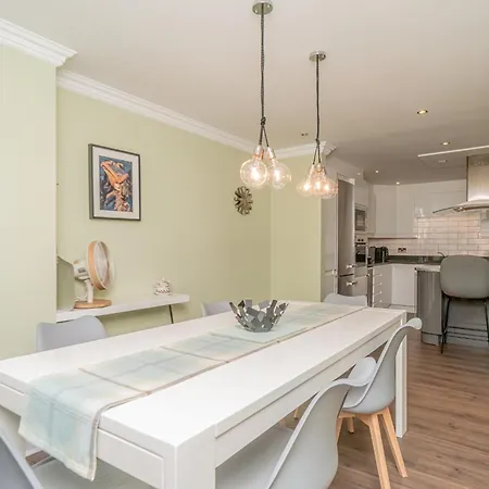 Stylish Hideaway In - Pass The Keys *