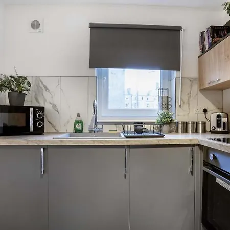 Family-friendly Near Centre Sleeps 5 * Edinburg