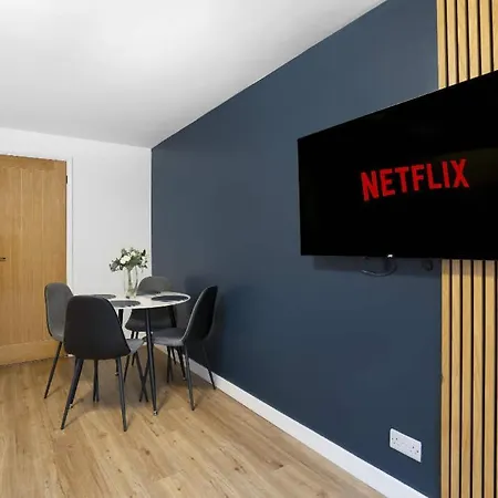 Family-friendly Near Centre Sleeps 5 *