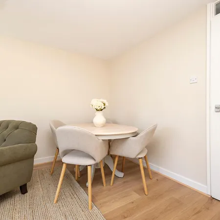 Stylish 2-bedroom In Stockbridge Apartment *