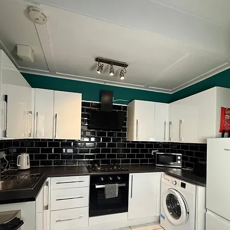Albion Apartment *