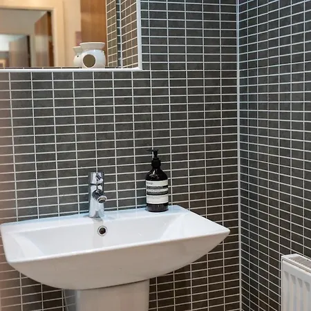 Modern 2 Bed In Apartment Edinburgh