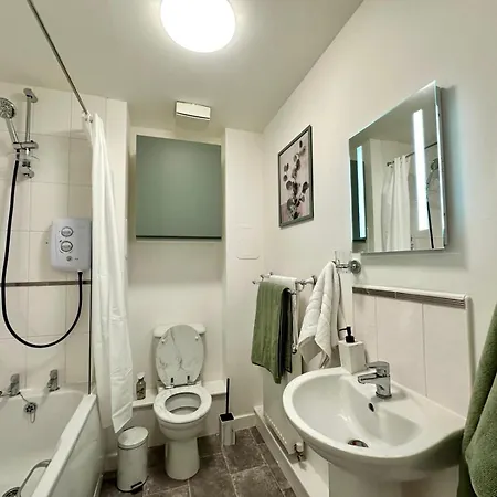 Modern 2 Bedroom Apartment, Near The Sea & *