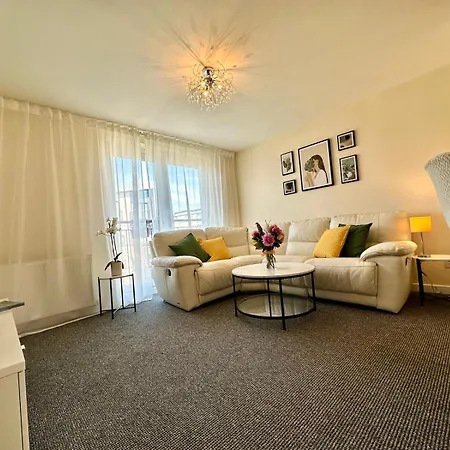 Apartment Modern 2 Bedroom Apartment, Near The Sea &