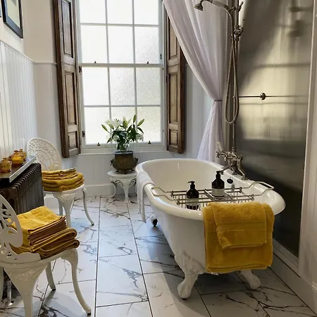Elegant Main Door, 2 Floor Flat In Historic Leith Apartment Edinburgh