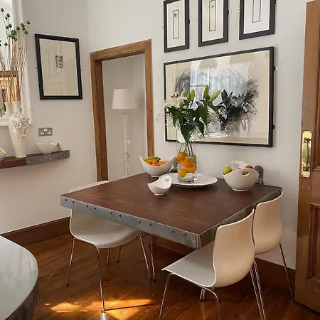 Elegant Main Door, 2 Floor Flat In Historic Leith Apartment Edinburgh