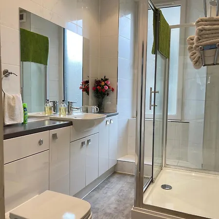 Spacious 4-bedroom Centre Apartment, Sleeps 8 Apartment Edinburgh