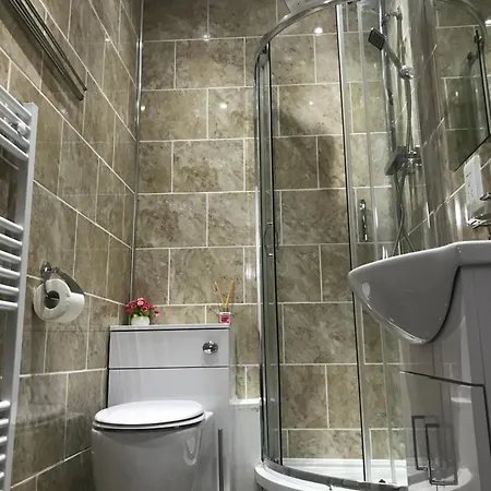 Apartment Spacious 4-bedroom Centre Apartment, Sleeps 8 Edinburgh