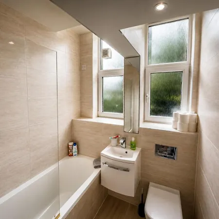 Sleeps 4 Free Parking Modernised 1 Bedroom *