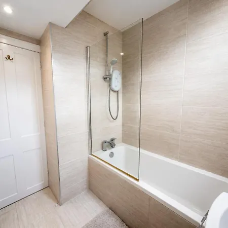 Sleeps 4 Free Parking Modernised 1 Bedroom Apartment