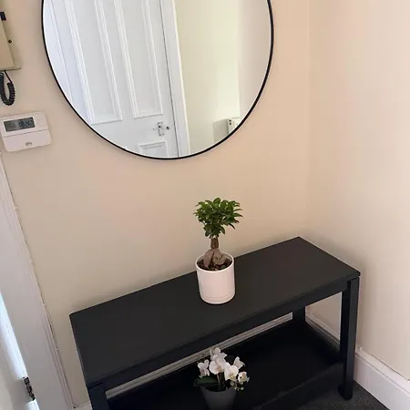 Spacious 3 Bedroom Flat On Marchmont Road Apartment