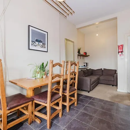 Classic Tenement Meadows & Centre Apartment Edinburgh