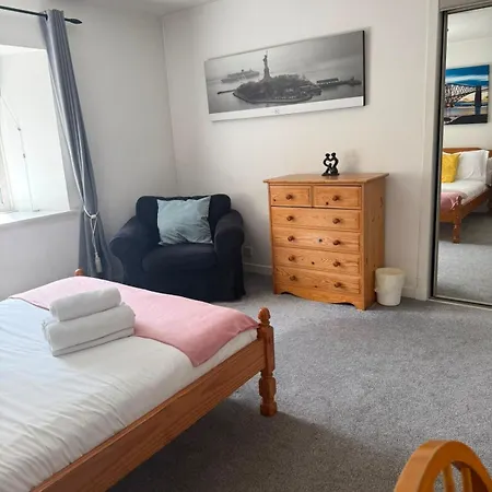 Family-friendly 3 Bed Parking 10 Min To Centre Edinburgh