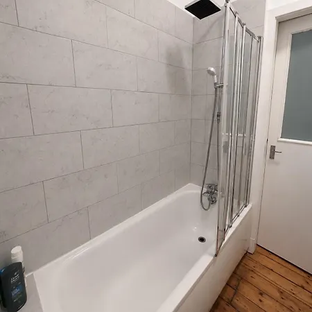 Comfortable 2 Bedroom Flat In Leith *