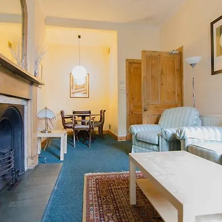 Elegant 4-bed Near Centre Edinburgh