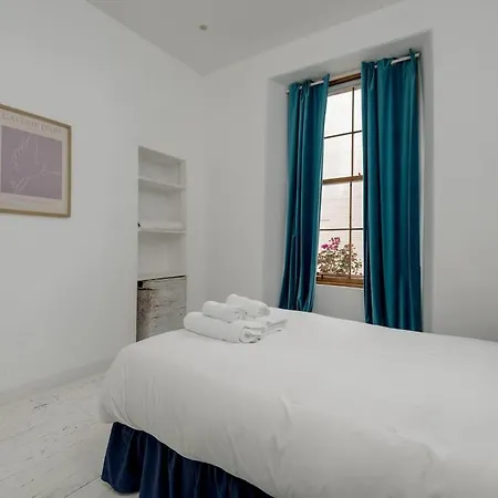 Characterful Old Town Flat By Waverley *