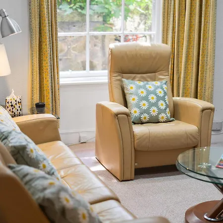 Spacious 2 Double Bedroomed With Its Own Private Garden Princes Street 10 Minute Walk Apartment *