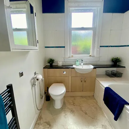 Delightful And Bright Upper In Apartment *