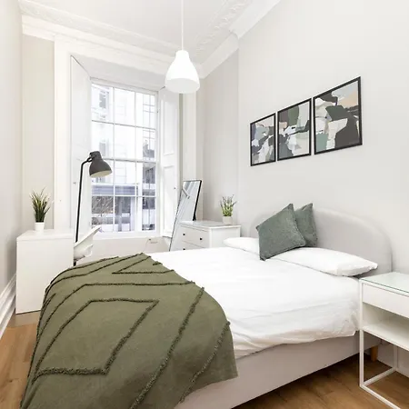 6-bedroom In The Heart Of West End Apartment