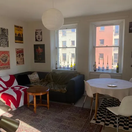 Hip 2br, 2mins Walk To Fringe Venues Apartment